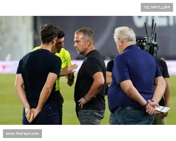 巴萨锋线遭遇重大打击 莱万股二头肌撕裂预计缺阵六周 巴萨锋线遭遇重大打击 莱万股二头肌撕裂预计缺阵六周